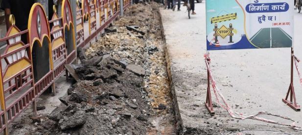 अदालतको आदेशपछि महानगरद्वारा न्यूरोडमा फुटपाथ विस्तारको काम पुनः सुरु