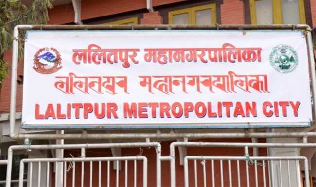 पोलमा विज्ञापनको पर्चा टाँस्ने कम्पनीलाई ललितपुर महानगरले तिरायो १० हजार जरिवाना