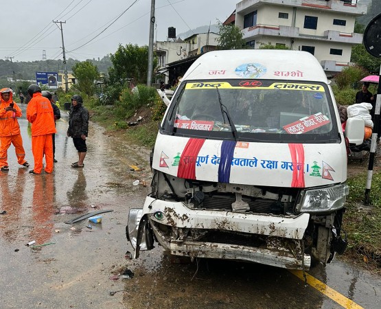 माइक्रो बस दुर्घटना : एक जनाको मृत्यु, १३ जना घाइते