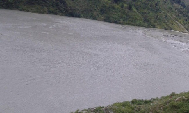 सत्ती पुल, बर्दियाको राजापुर, टीकापुरको श्रीलङ्का कर्णाली नदी कटानले जोखिममा