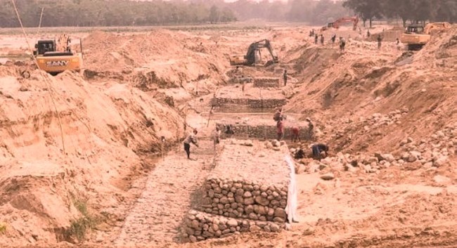 मन्त्री भण्डारीद्वारा निर्माणाधीन पेट्रोलियम भण्डारण गृहको निरीक्षण