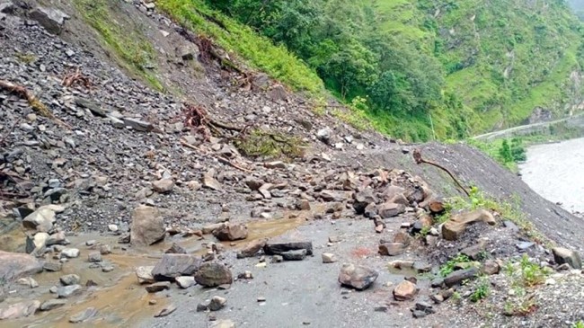 पहिरोले बागलुङका दुई ठूला राजमार्ग अवरुद्ध