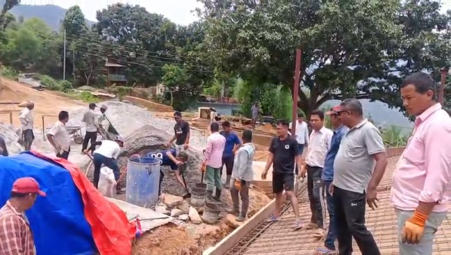 श्रम संस्कृति विकास गर्दै वडाध्यक्ष र गाउँ जुटेर खेल मैदान बनाउँदै
