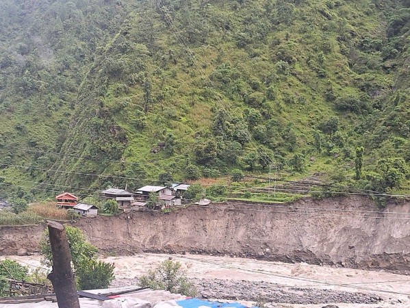 खारे खोलाले जमिन कटान गरेपछि दोलखाको गौरीशङ्कर गाउँपालिका–८ का १५ घर उच्च जोखिममा