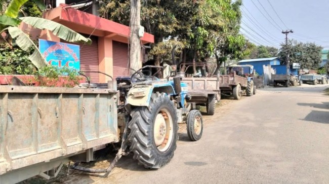 चाँदी खोलामा सशस्त्र प्रहरीको छापा : अवैध बालुवा उत्खननमा संलग्न ८ ट्र्याक्टर र चालक नियन्त्रणमा