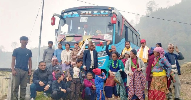 उर्माखुमा पहिलो पटक यात्रुवाहक बस पुग्दा स्थानीयले पूजा गरेर स्वागत
