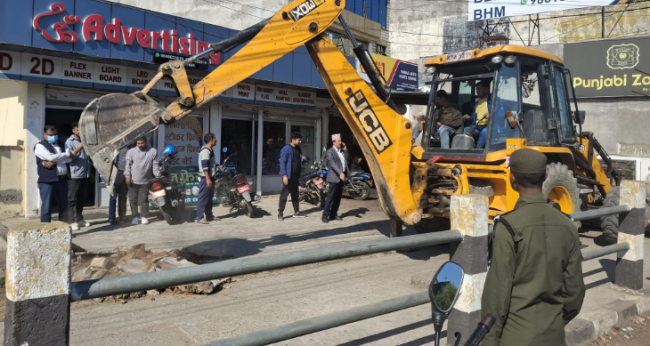 रत्न राजमार्गको अतिक्रमण हटाइयो, अपाङ्गमैत्री संरचना निर्माण गरिने