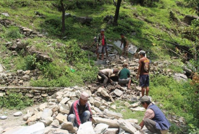 पदमार्ग निर्माण गर्दै स्थानीय