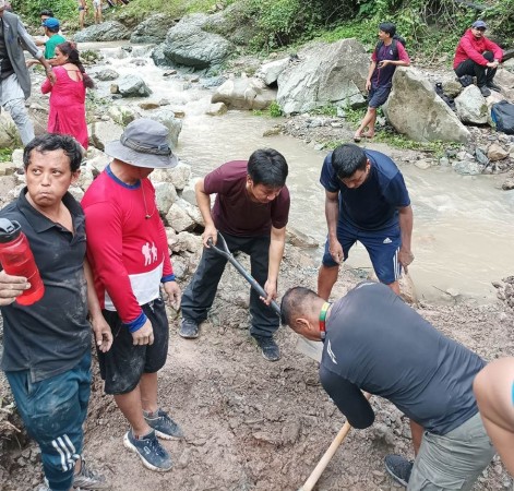 श्रमदान गर्दै धरान उपमहानर प्रमुख राई