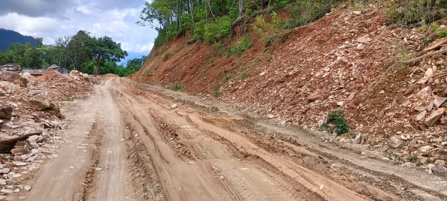 सेलेघाट–साँघुटार सडक निर्माण कछुवा गतिमा : अलपत्र आयोजनाले स्थानीयको घर–जग्गा जोखिममा
