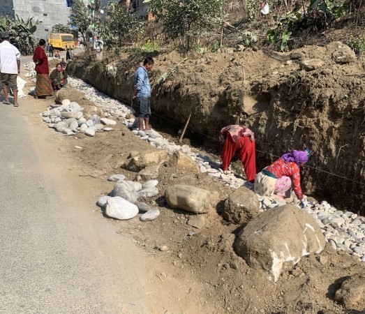 शान्तिनगरको सडक नाला निर्माणमा व्यस्त कामदार