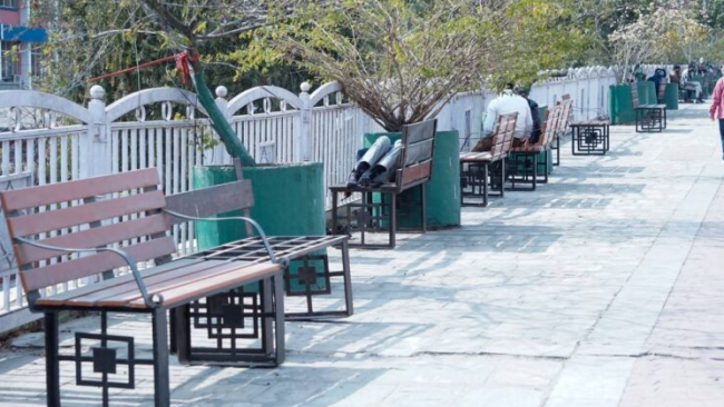 सडक किनार र नदी करिडोरमा कुर्सी व्यवस्थापन गर्दै काठमाडौं महानगर