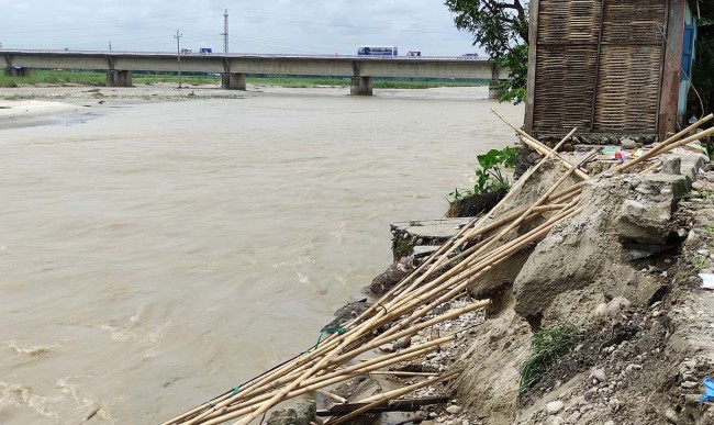 तटबन्ध भत्किएपछि रातभर जागै बस्नुपर्ने बाध्यता