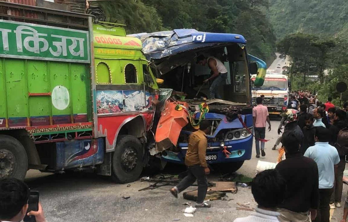 नारायणगढ–मुग्लिन सडकमा ७ गाडी एकापसमा ठक्कर खाँदा २१ जना घाइते
