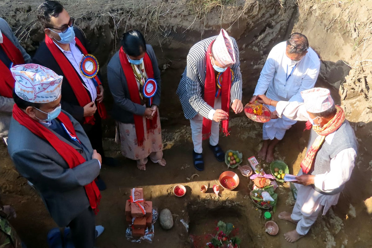 इतिहास रच्न हतारमा शिलान्यास, कार्यान्वयन नहुँदा निर्माण कार्य अलपत्र