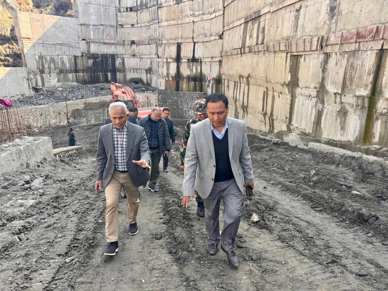 मन्त्री घिसिङले गरे निर्माणाधीन बाल अस्पतालको निरीक्षण