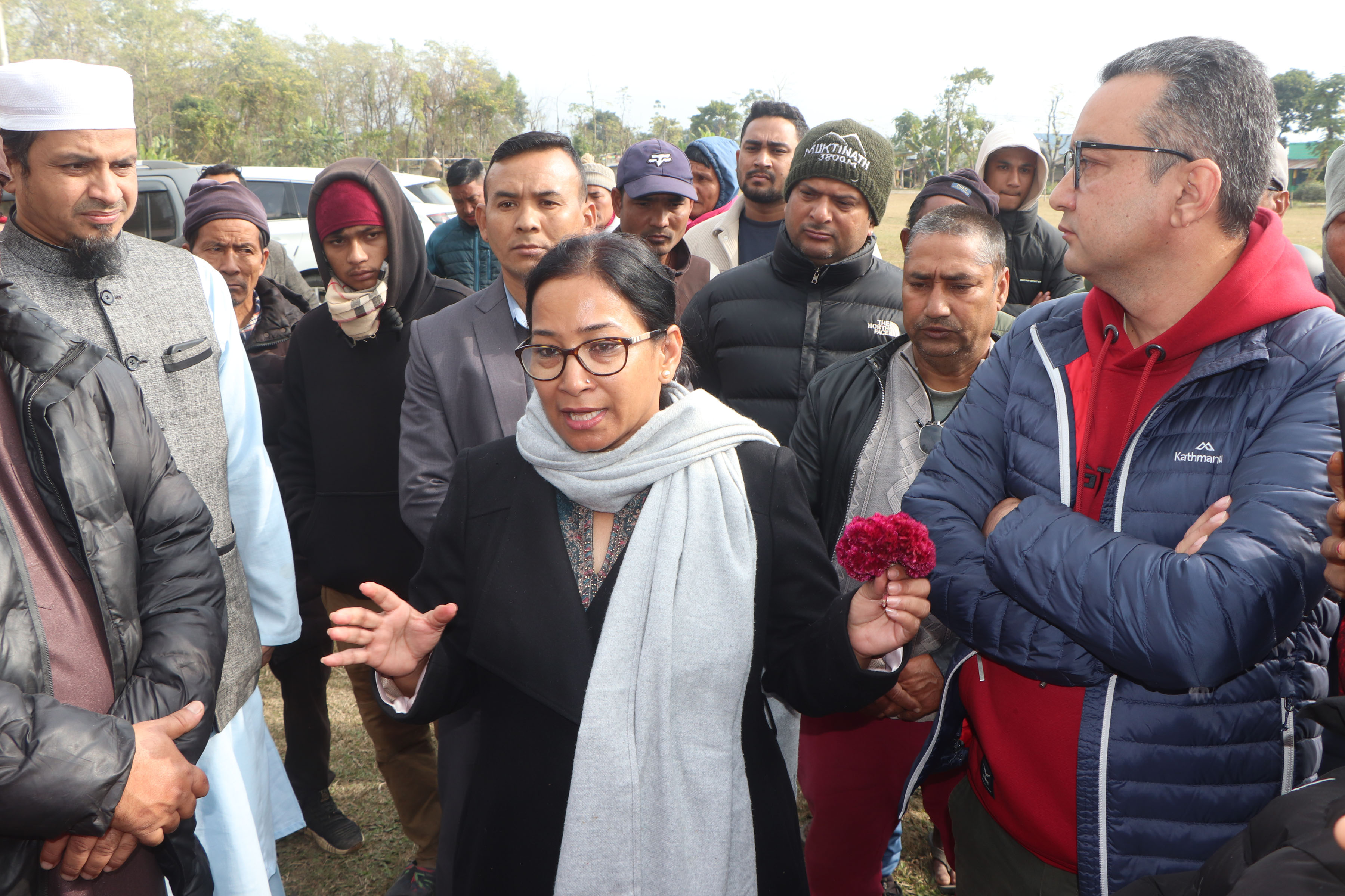 भरतपुर महानगर प्रमुख दाहालद्वारा नारायणी नदीमा निर्माणाधीन तटबन्धको अनुगमन