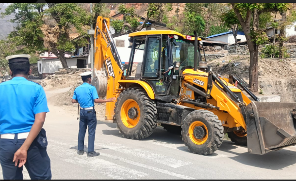 रामेछाप प्रहरीले सुरु ग¥यो सार्वजनिक सवारी चलाकको लापसे जाँच