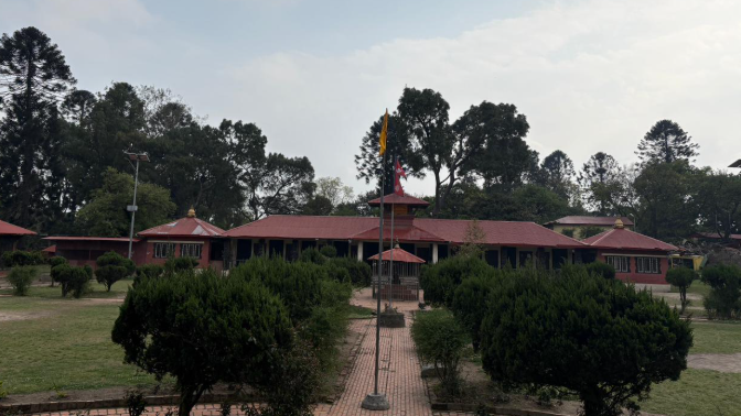 वेदविद्याश्रमका विद्यार्थी भुइँमै बसेर पढ्न बाध्य, सुधारको माग