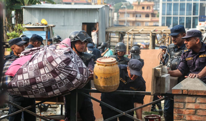 सुकुम्बासी बस्ती खाली गराउन सहयोग गर्दै नेपाल प्रहरी (फोटोफिचर)