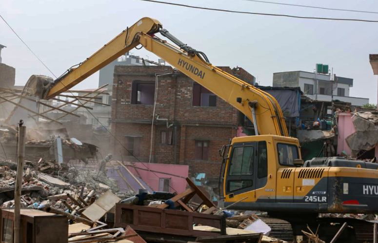 गैरीगाउँको सुकुम्बासी बस्तीको पक्की घरमा डोजर चलाइयो (तस्बिर)