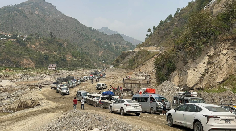 रोशी खोलाको बाढीपछि अवरुद्ध बीपी राजमार्ग पुनः सञ्चालनमा