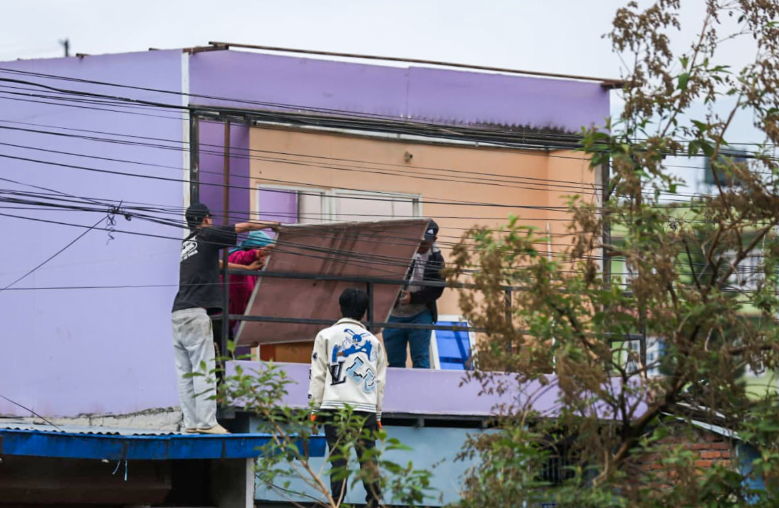डोजर चल्ने भएपछि आफ्नो सामान बाहिर निकाल्दै गोंगबुस्थित सुकुमबासी (फोटोफिचर)