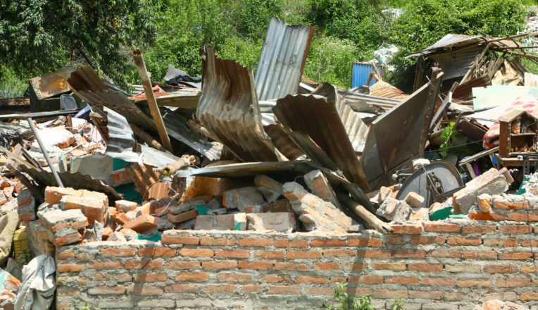 गुहेश्वरी क्षेत्रमा अवैध टहरा हटाउँदै महानगर(तस्बिरहरु)