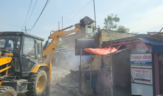 जनकपुरमा गुठीको जग्गामा बनाइएका अतिक्रमित संरचनामा चल्यो डोजर