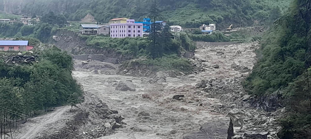 दुधखोलाको बाढीले थोँचे कटानको जोखिममा