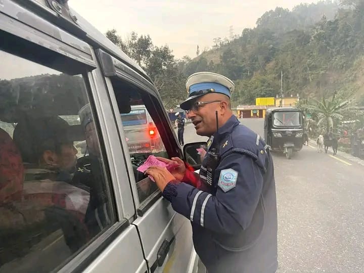 मकवानपुरमा चालक तथा यात्रुसँग ५ मिनेट ट्राफिक सचेतना कार्यक्रम