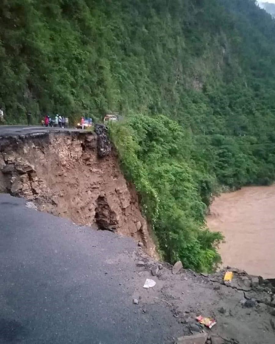 सडक भासिएपछि दुईतर्फी यातायात अवरुद्ध, सवारी साधनहरुलाई जताबाट आएको हो, त्यतैतर्फ फर्काइयो