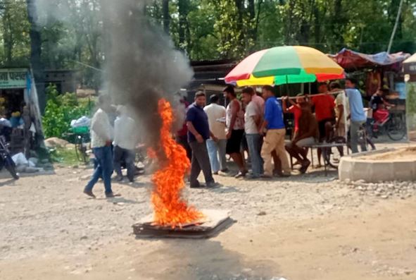 सडक निर्माणमा ढिलासुस्ती गरेको भन्दै स्थानीय आन्दोलित