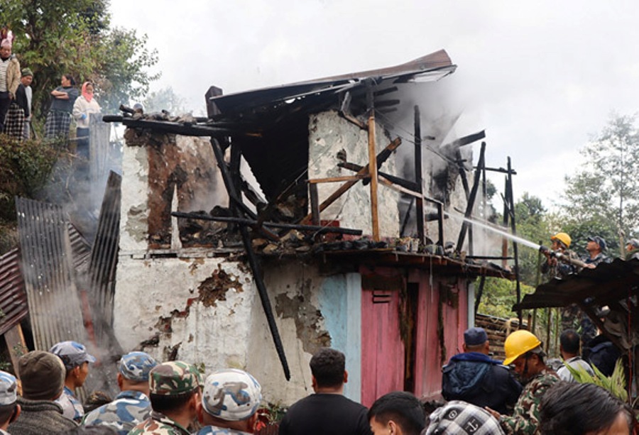 फुङ्लिङमा आगोलागीबाट एक घर जलेर नष्ट