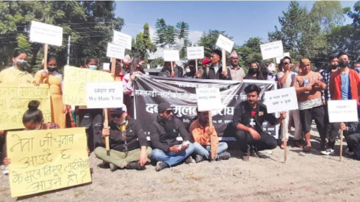 सडक निर्माण तथा विस्तारमा लापरबाही गरेको भन्दै स्थानीयद्वारा आन्दोलन