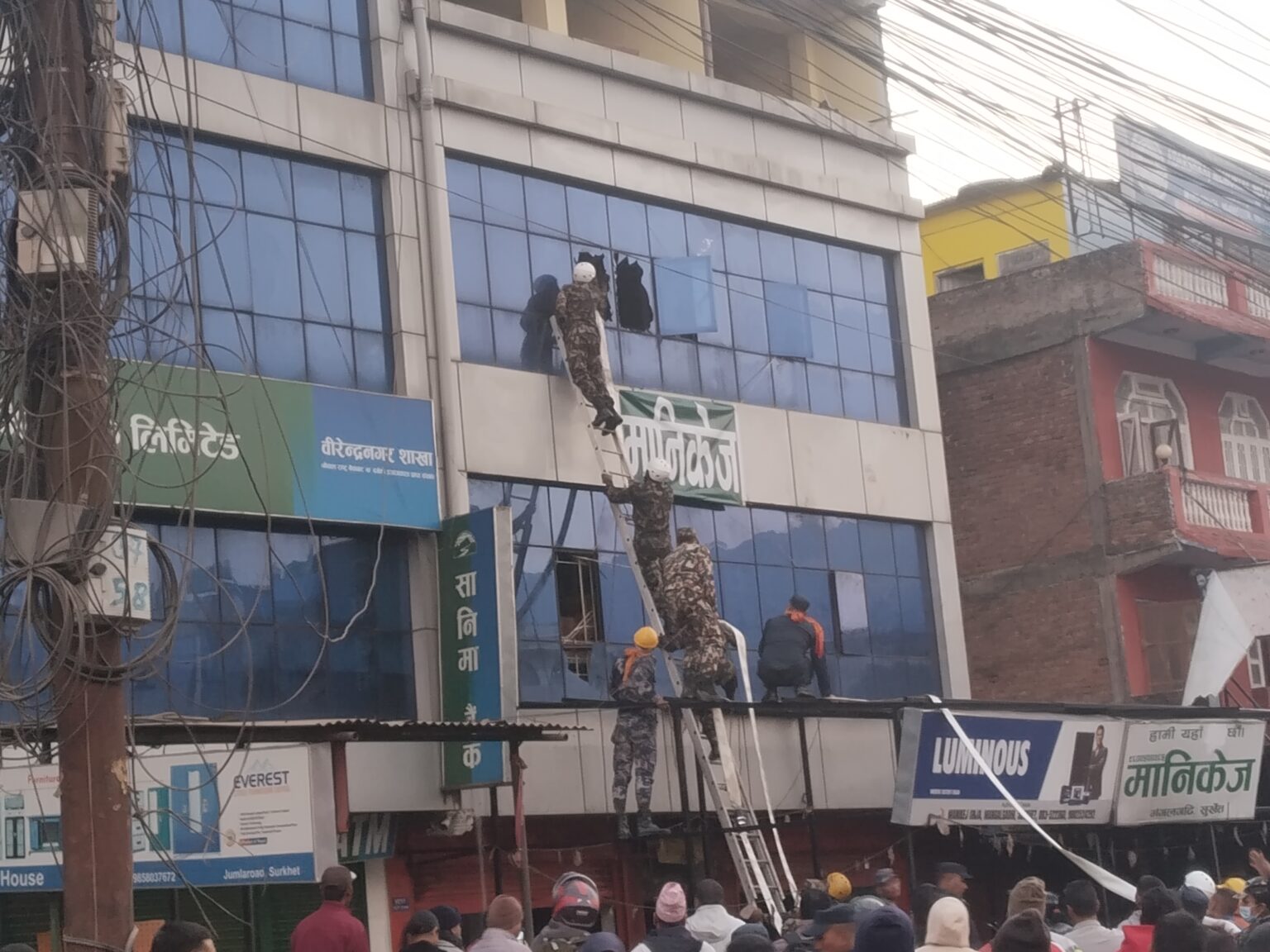 भवनको भित्ता फोडेर ७० वर्षीया वृद्धाको जीवितै उद्धार