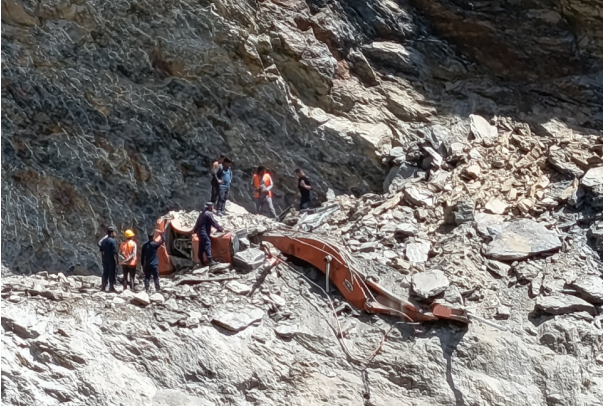 दरखोला जलविद्युतको लागि सडक खन्ने क्रममा पहिरो, एस्काभेटर चालकको मृत्यु