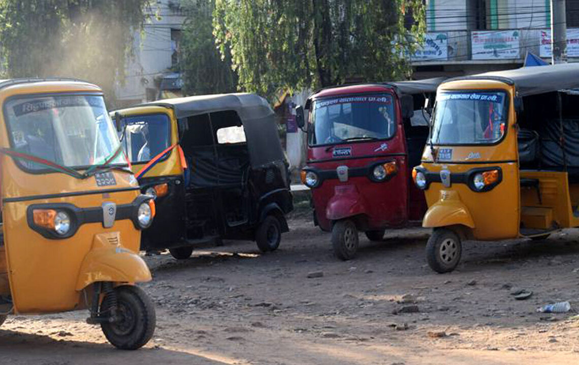 हेटौँडामा रातो नम्बर प्लेटको अटोको मनपरी, प्रशासन मौन