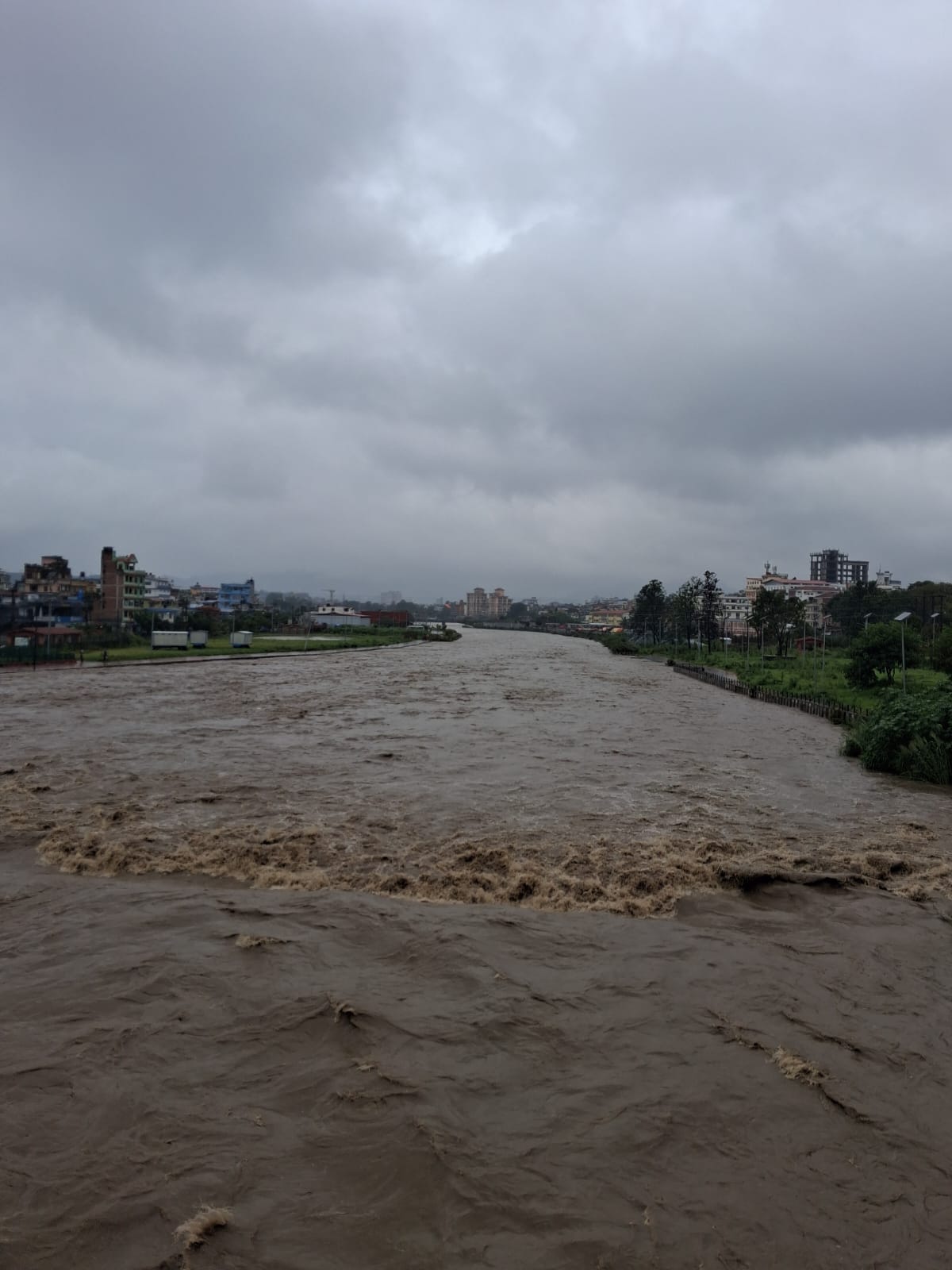 उपत्यकाका सबै नदीमा ठूलो बाढी, करिडोर सडकमा आवतजावत रोकियो
