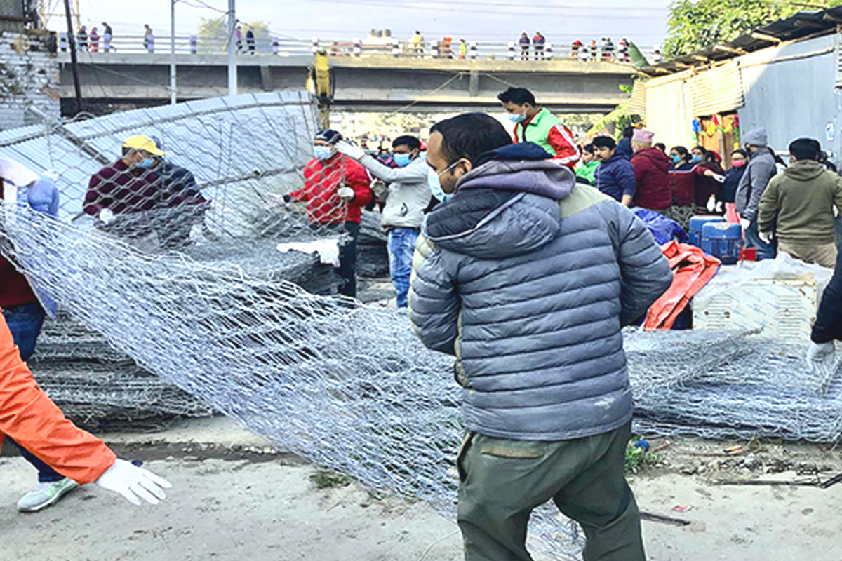 बागमती सफाइ अभियानकर्मीले खुलाए सिनामंगलस्थित बागमती पुलमुनि बन्द रहेको बाटो