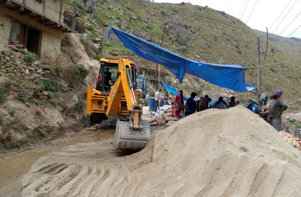 सडकको बालुवा किनारा लगाइँदै