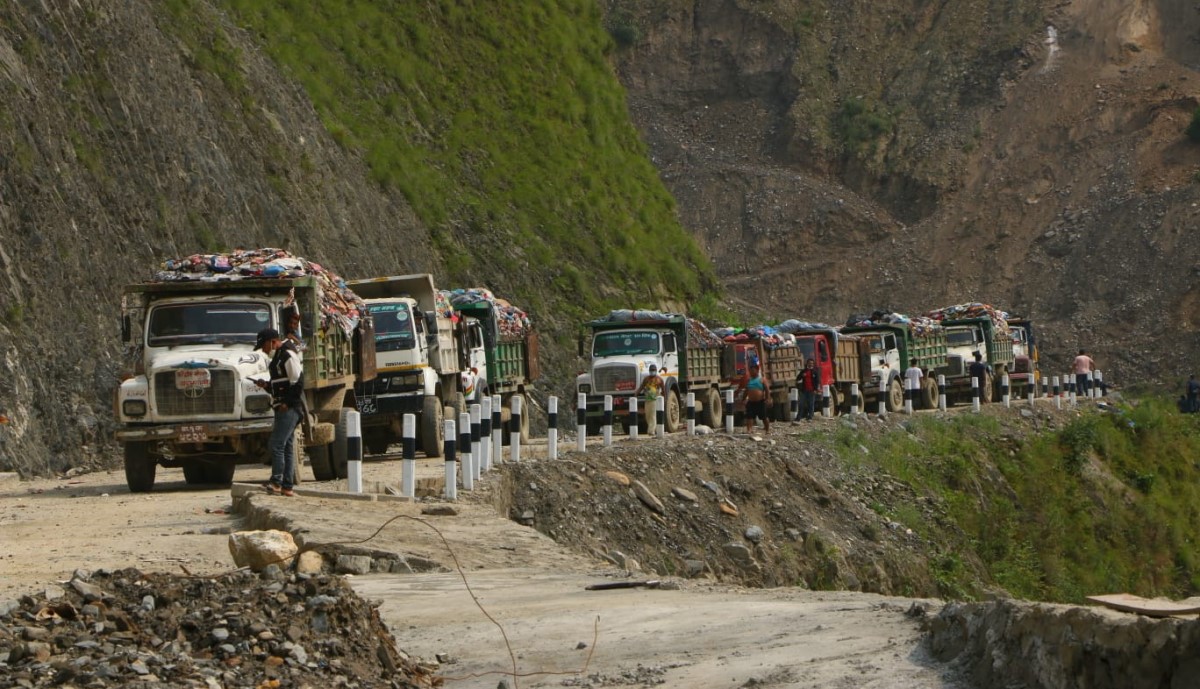 सुरक्षाकर्मी परिचालन गरेर बुधवार पनि काठमाडौंको फोहोर ढुवानी गरिँदै