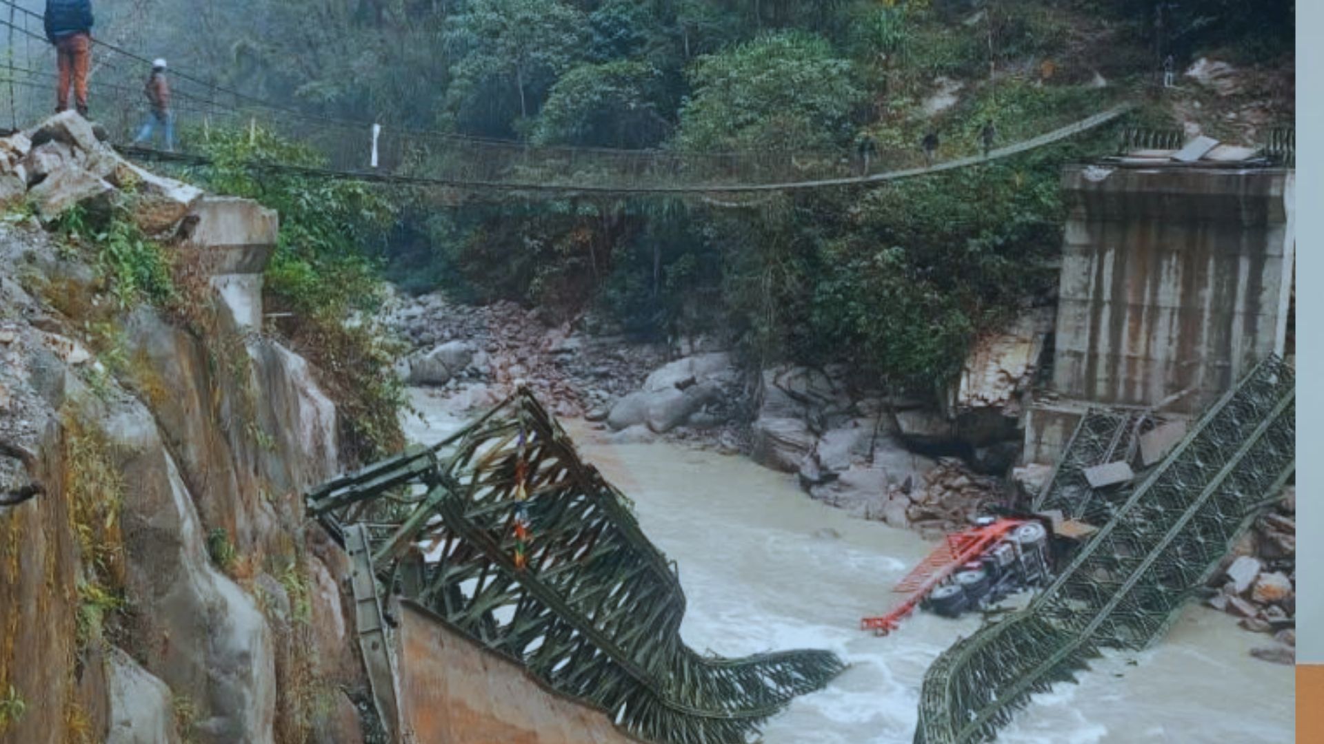 संखुवासभामा ट्रकसहित बेलिब्रिज भाँचियो, आवतजावत ठप्प