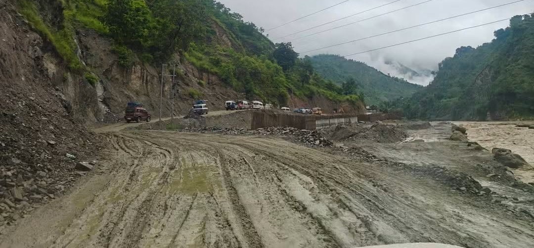 बिपी राजमार्ग : अत्यधिक सवारीचाप, खराब सडक र उर्लँदो खोलाको जोखिमपूर्ण यात्रा