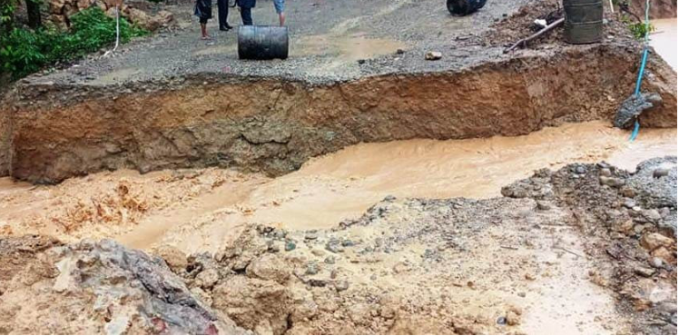 नवलपुरको दुम्किवासमा बाढीले ‘डाइभर्सन’ बगाउँदा पूर्वपश्चिम राजमार्ग अवरुद्ध