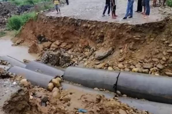 नारायणघाट–बुटवल सडकको दुम्कीबासमा बाढीले डाइभर्सन बगायो