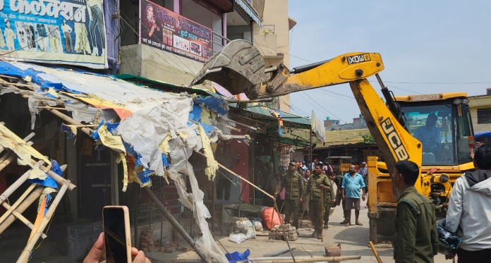 गंगा सागर पोखरी नजिक अनाधिकृत टहरा र फुटपाथका पसलहरुमा चल्यो डोजर