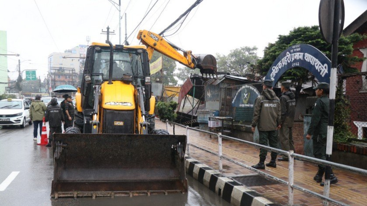 काठमाडौं महानगरले भत्कायो थापाथलीका अस्थायी घर र टहरा