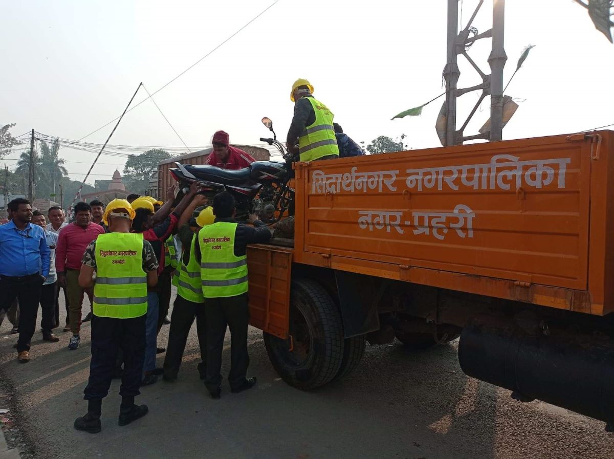 सिद्धार्थनगरको सडक र फुटपाथ अतिक्रमण हटाइदै