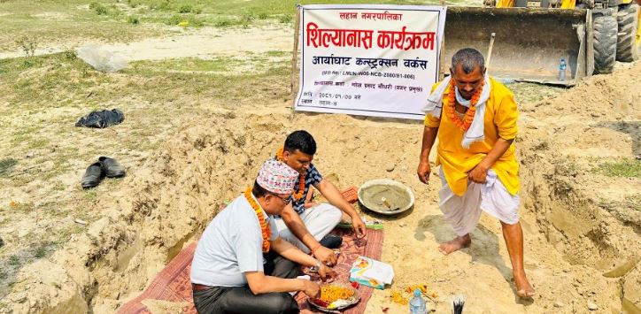 घाट निर्माणका लागि नगर प्रमुख र उपप्रमुखद्वारा शिलान्यास